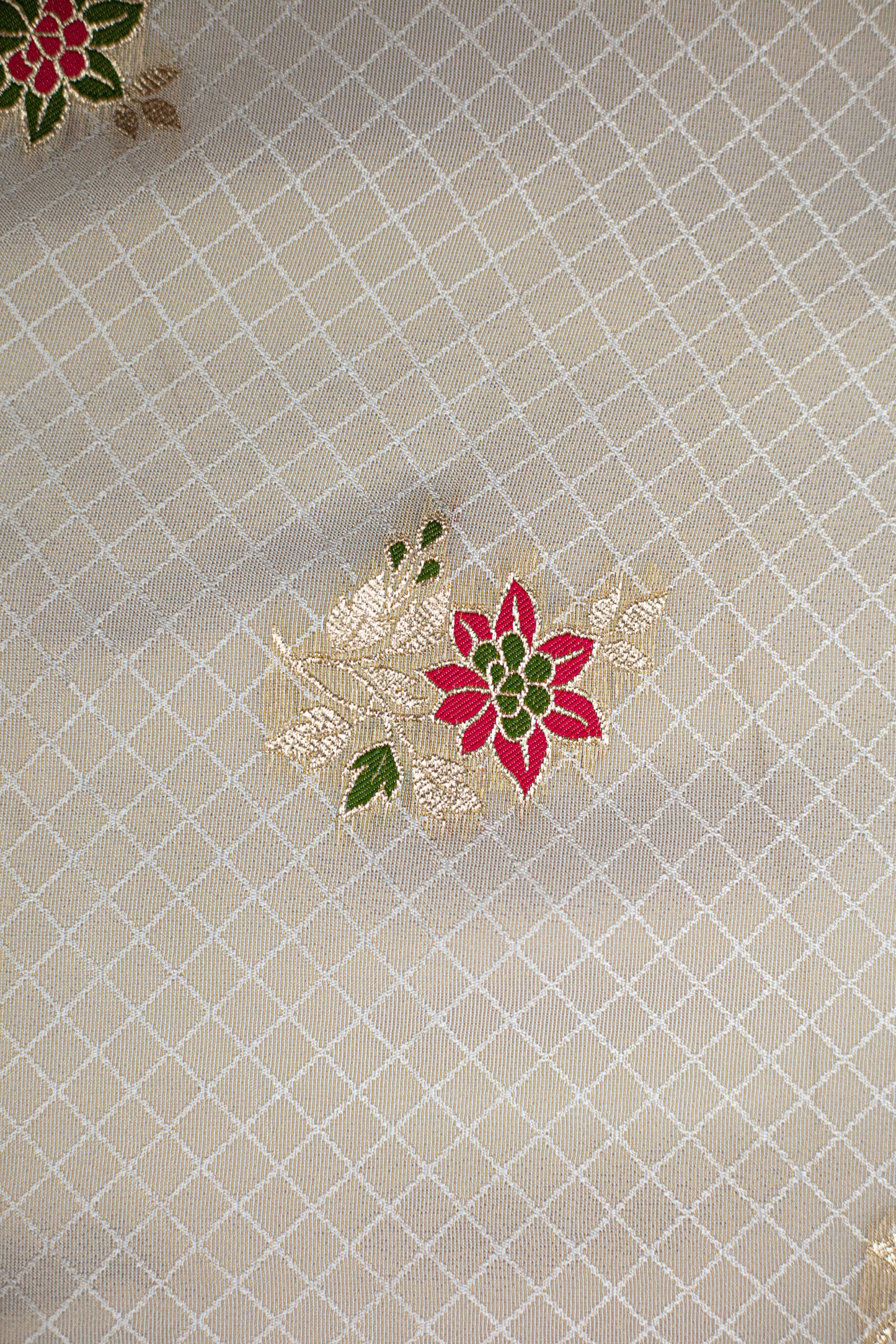 Pink Petal Charm (Tishu Mina Buty)